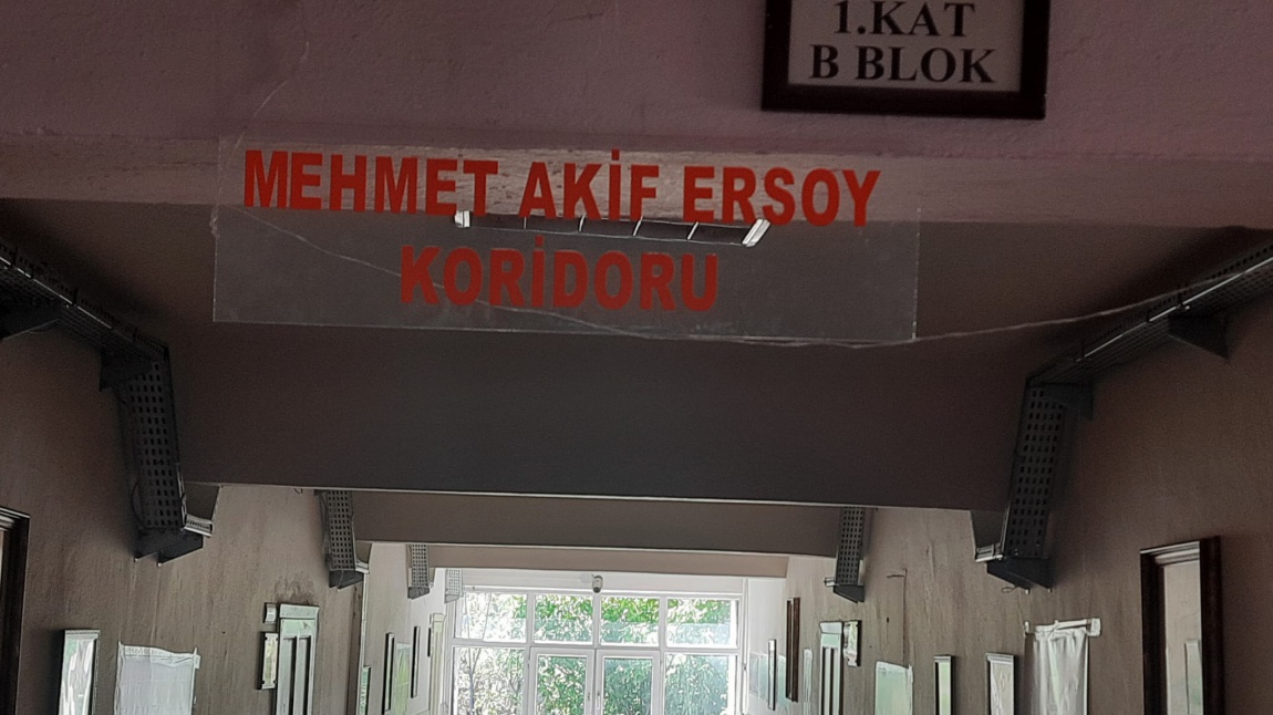 Okulumuz Mehmet Akif Ersoy Edebiyat Koridoru Edebiyat ile ilgili Bilgileri Öğrencimize Kazandırmaktadır.
